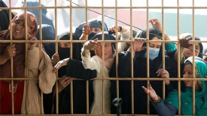 Afghan women queue for visas for Pakistan