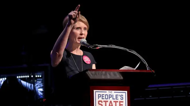 В акторки Сінтії Ніксон непогані стосунки з Гілларі Клінтон та з мером Нью-Йорка Білом де Блазіо, за якого колись агітувала.