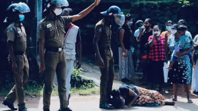 සිය ඥාතීන් ගැන තොරතුරු ඉල්ලා වැළපෙන කාන්තාවෝ