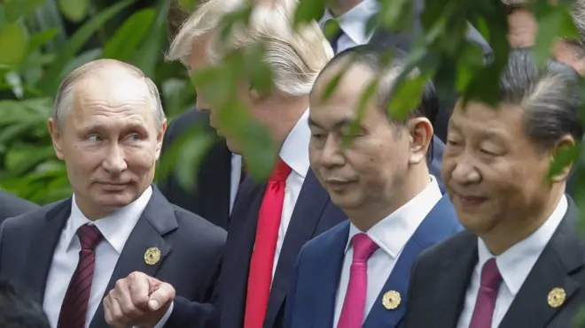 邓聿文认为，两国关系能走多远，取决于各自的对美关系。