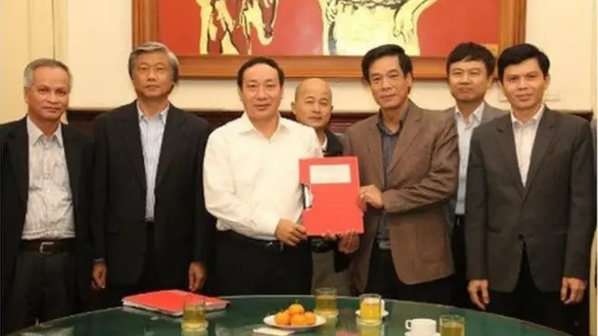 Ông Đinh Ngọc Hệ, biệt danh "Út trọc" (giữa, hàng sau) tại lễ ký kết hợp đồng dự án đầu tư xây dựng cầu Việt Trì (Hạc Trì)