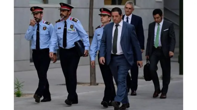 کاتالونیہ کے پولیس چیف (بائیں طرف سے دوسرے) عدالت پہنچتے ہوئے