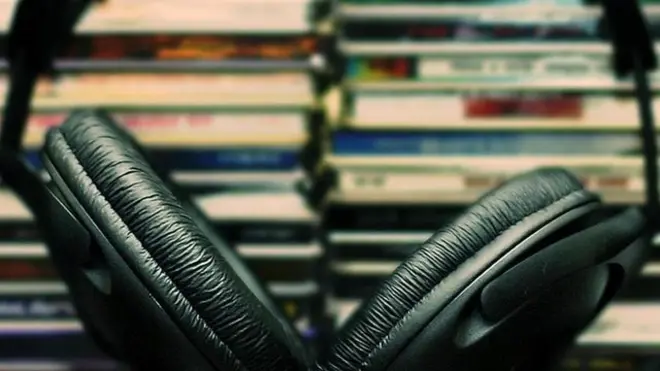 Headphone di depan tumpukan CD.