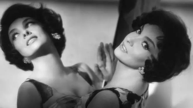 Gina Lollobrigida leaning on a mirror in 1950