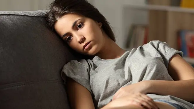 బాధతో దిగాలుగా ఉన్న యువతి