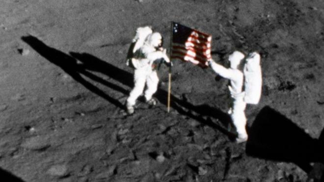 尼爾·阿姆斯特朗和巴茲·奧爾德林在月球升起美國國旗