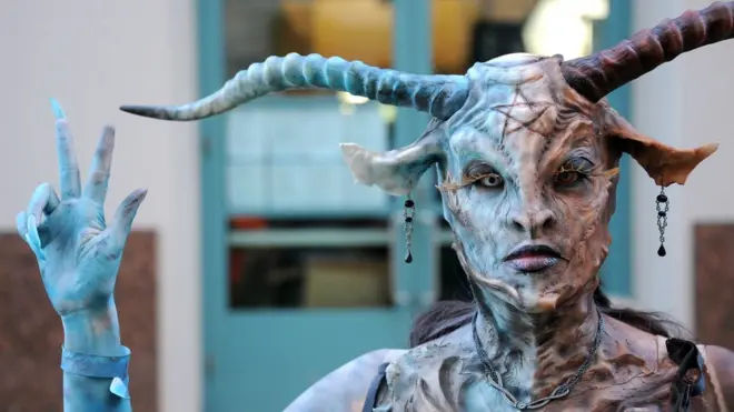 Rannie Rodil akiigiza Baphomet katika tamasha ya Son Of Monsterpalooza 2013 katika uwanja wa ndege wa Burbank Airport Marriott on October 12, 2013 in Burbank, California. (Photo by Albert L. Ortega/Getty Images)