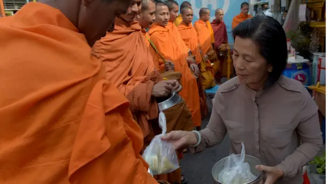 "Nhà sư nợ những người cho họ thức ăn," sư Luon Sovath nói
