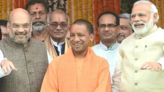 पीएम मोदी और अमित शाह के साथ योगी आदित्यनाथ