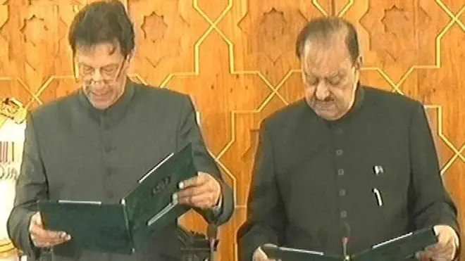 د پاکستان ولسمشر ممنون حسین نوي ټاکلي لومړي وزیر عمران خان ته د لوړې سوګند ور کوي.