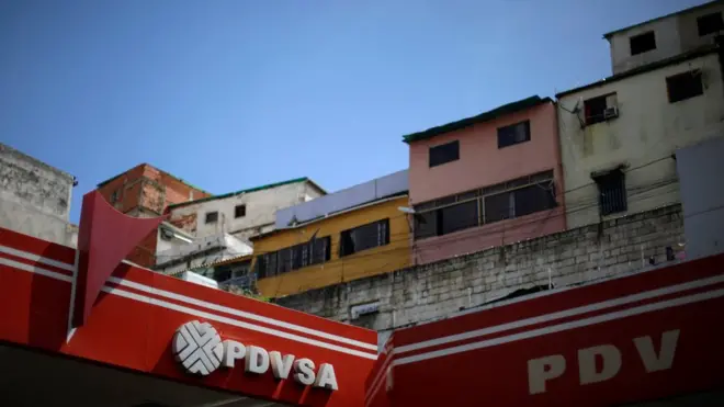 Logo de Petróleos de Venezuela en una estación de gasolina.