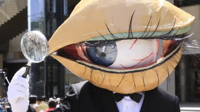 Огромный глаз смотрит в лупу