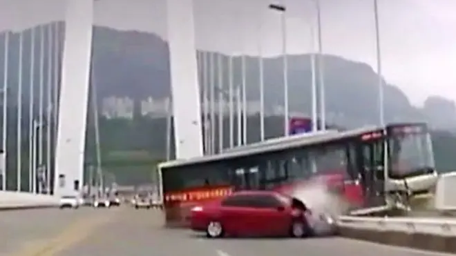 أظهرت لقطات صورتها كاميرا مراقبة، اللحظات الأخيرة في حافلة هوت في نهر في الصين. وسقطت الحافلة من أعلى جسر ارتفاعه 50 مترا في نهر، وراح ضحية الحادث 13 شخصا.