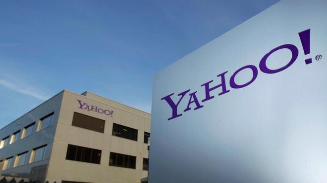Una valla con el logo de Yahoo