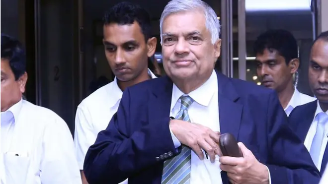 රනිල් වික්රමසිංහ වැඩබලන ජනපති ලෙස අගවිනිසුරු ඉදිරියේ දිවුරුම් දෙයි