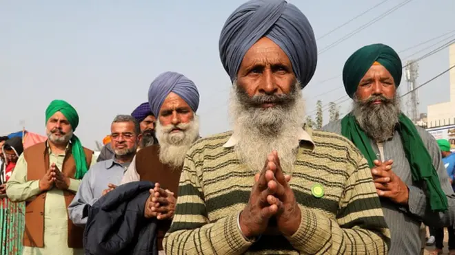 Un manifestant sikh âgé représente l'Ardas (culte sikh) à la frontière de Singhu pendant la manifestation. Des milliers d'agriculteurs du Pendjab, de l'Haryana et d'autres États se sont rassemblés pour la 28e journée de protestation contre la nouvelle loi agricole du gouvernement, demandant l'annulation de ces nouveaux projets de loi