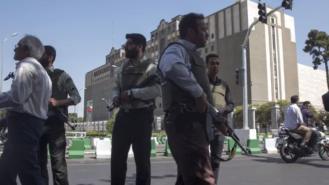 تهران کې د داعش بریدونو ۱۲ کسان وژلي