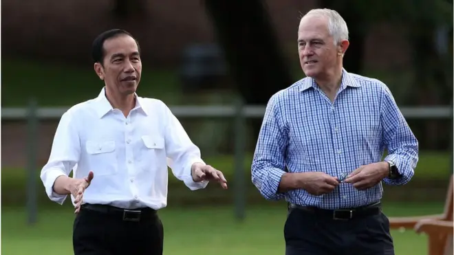 Presiden Jokowi berbincang dengan PM Australia, Malcom Turnbull, di Sydney, tahun lalu.