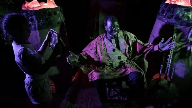 KPG, raconte une histoire qui est diffusée en direct sur Facebook, à Ouagadougou, le 25 mars 2020.