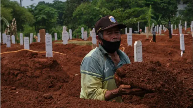 Orang-orang di Asia Tenggara, termasuk Indonesia, tercatat yang bekerja dalam durasi terpanjang di dunia. Para pekerja itu berpenghasilan rendah dan ada di sektor informal.