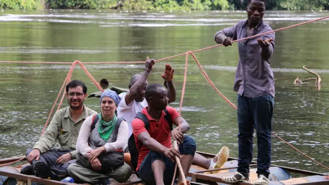 Alejandro Terrazas y Martha Benavente en compañía de habitantes de Guinea Ecuatorial