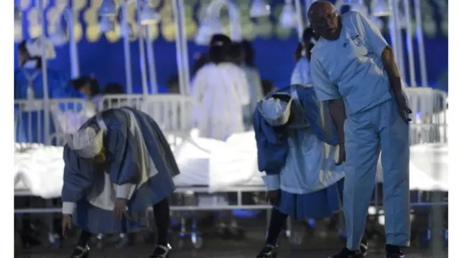 Dokita to lu Nọọsi nile iwosan, o lagbara ni