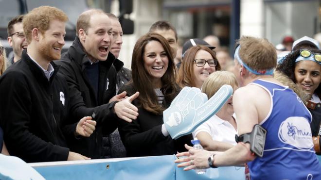 Оба принца - Гарри и Уильям - вместе с герцогиней Кембриджской поддерживают участников, бегущих в поддержку благотворительной организации Heads Together.