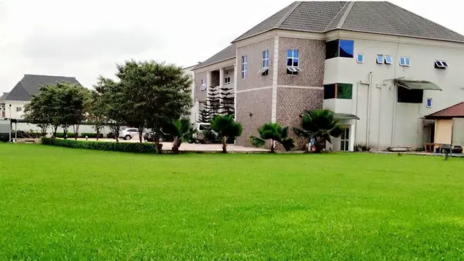 Ụlọndina Merry Home hotel, Aba