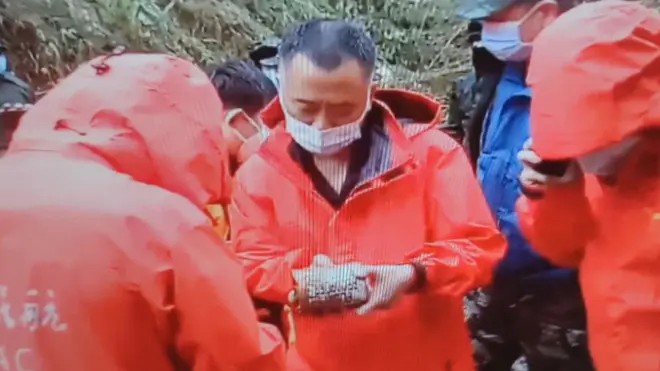 廣西梧州藤縣中國東航MU5735航班墜落事故墜落現場民航調查人員檢查現場發現的飛行記錄儀（新華社視頻截屏23/3/2022）