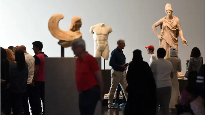 عادت خارطة العالم العربي في متحف اللوفر الإماراتي إلى ساحة الجدل