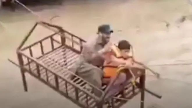 استخدام الأسرة لإنقاذ الضحايا من المياه الغامرة