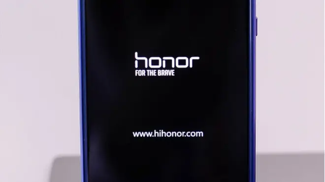 Honor realiza casi todas sus ventas por internet. Su eslogan: "For The Brave" (para los valientes).