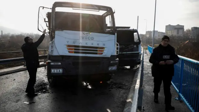 Одна из перекрытых местными сербами автомагистралей в Косово