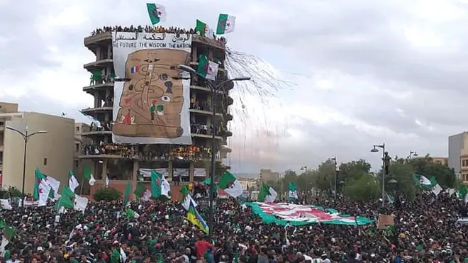 مثل هذه المشاهد أكسبت مدينة برج بوعريريج لقب "عاصمة الحراك"