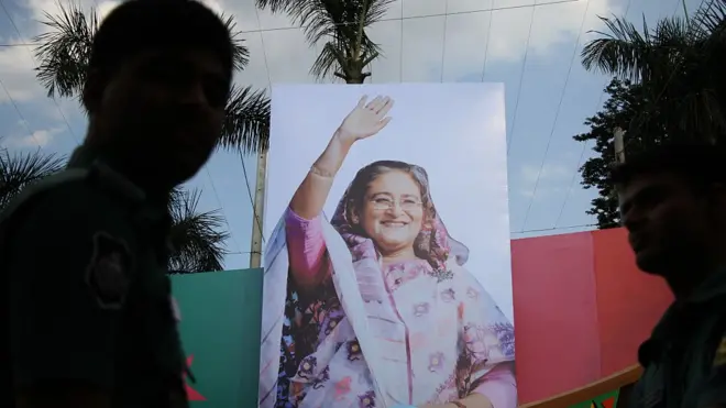 ২০১৬ সালে আওয়ামী লীগের কাউন্সিলের সময় দলটির প্রেসিডেন্ট শেখ হাসিনার ছবি সম্বলিত প্ল্যাকার্ড