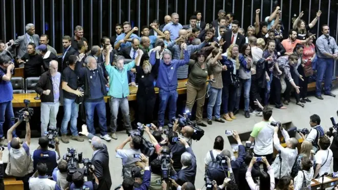 المتظاهرون سيطروا على منصة القاعة وغنوا النشيد الوطني