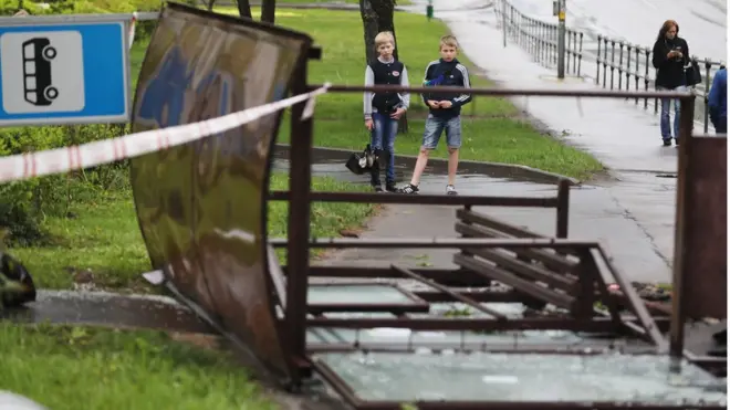 Порыв ветра вырвал остановку из земли на Кировоградской улице и отбросил ее в сторону пешеходов. От травм погиб один человек, сообщают агентства