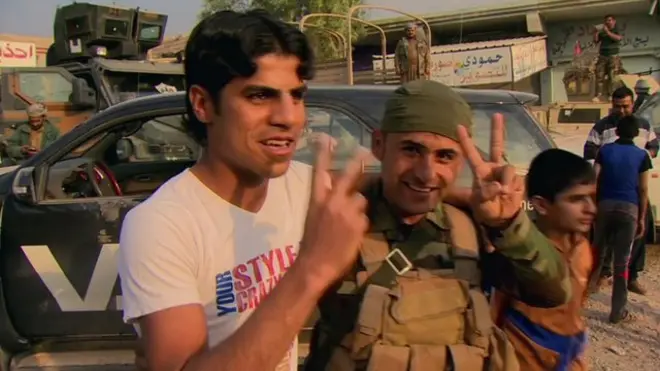 Курдский ополченец с жителем освбожденной деревни