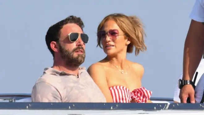 Jennifer Lopez e Ben Affleck apareceram novamente em um iate, remontando cena de quando eram noivos em 2002