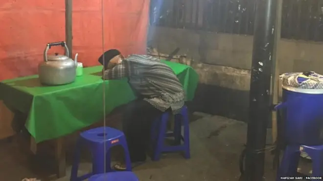 Foto kakek yang tertidur menunggu pelanggan ini menuai banyak simpati di dunia maya.