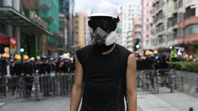 香港九龙深水埗一名“反送中”示威者独自站在防线前（11/8/2019）
