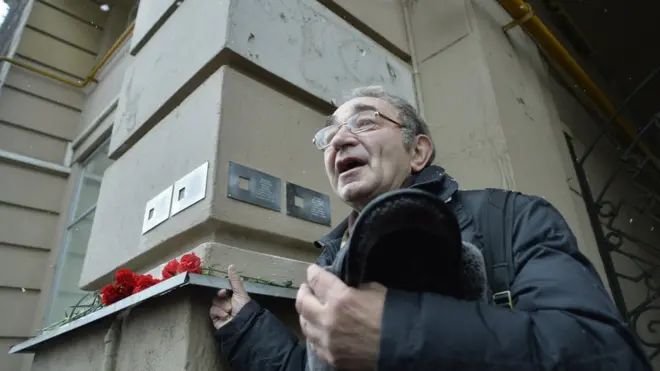 Председатель правозащитного общества "Мемориал" Арсений Рогинский представляет один из проектов фонда "Последний адрес": на зданиях устанавливаются таблички с именами живших здесь репрессированных людей