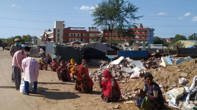 राजस्थान में असंगठित मजदूर यूनियन के लोग मजदूरों का ख्याल रखने की कोशिश करते हुए