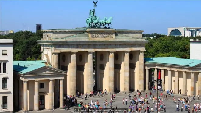 Gerbang Brandenburg di Berlin. Anggapan bahwa orang Jerman bekerja efisien dapat ditelusuri ke era Kerajaan Prussia.