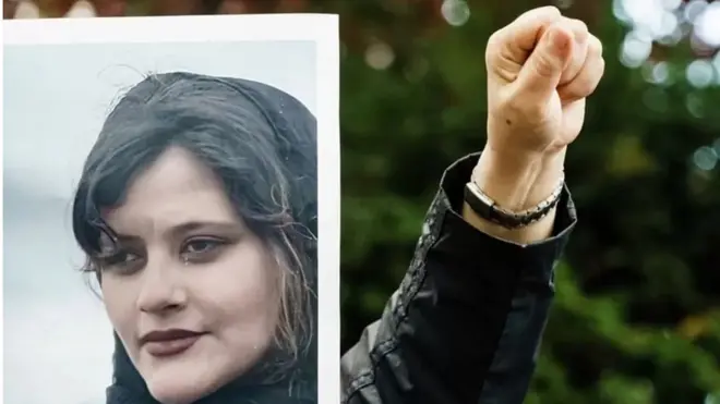 په ایران کې اړ و دوړ څه باندې ۸۰ ښارونو ته غځېدلی او عیني شاهدان او د حقونو مدافعین وايي، روان اخ او ډب کې د یوه شپاړس کلن زلم‍ی په ګډون ځینې کسان وژل شوي دي.