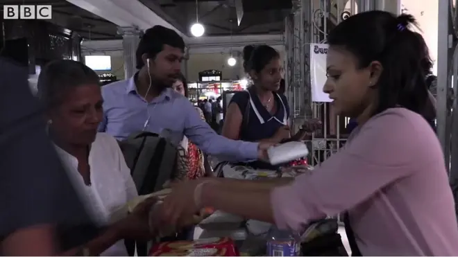 සිය පරිභෝජනය සඳහා රැගෙන ආ ආහාරවේල පරිත්‍යාග කරන අයුරු මරදාන දුම්රියපොළේදී බීබීසී කැමරා ඇසට හසුවිණි.