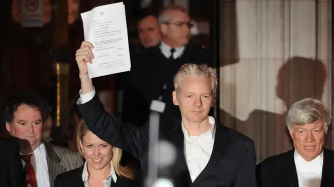 تسعى أمريكا لتسلم أسانج لاحتمال محاكمته بتهم تتعلق بتسريب وثائق عسكرية ودبلوماسية أمريكية