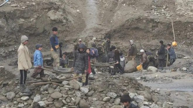 تخار کې هره ورځ لسګونه کلیوال د تالقان د سیند غاړې ته ځي او د سرو زرو په لټه کې شګې چاڼوي