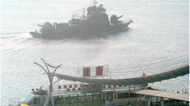 지난해 7월 강화도 평화전망대에서 바라본 황해북도 개풍군의 한 마을 앞으로 한강이 흐르고 있다