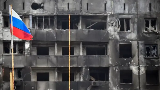 پرچم روسیه در ماریوپول - ارتش روسیه پس از هفته‌ها محاصره و ویرانی شهر ماریوپل این شهرا را به تصرف در آورد